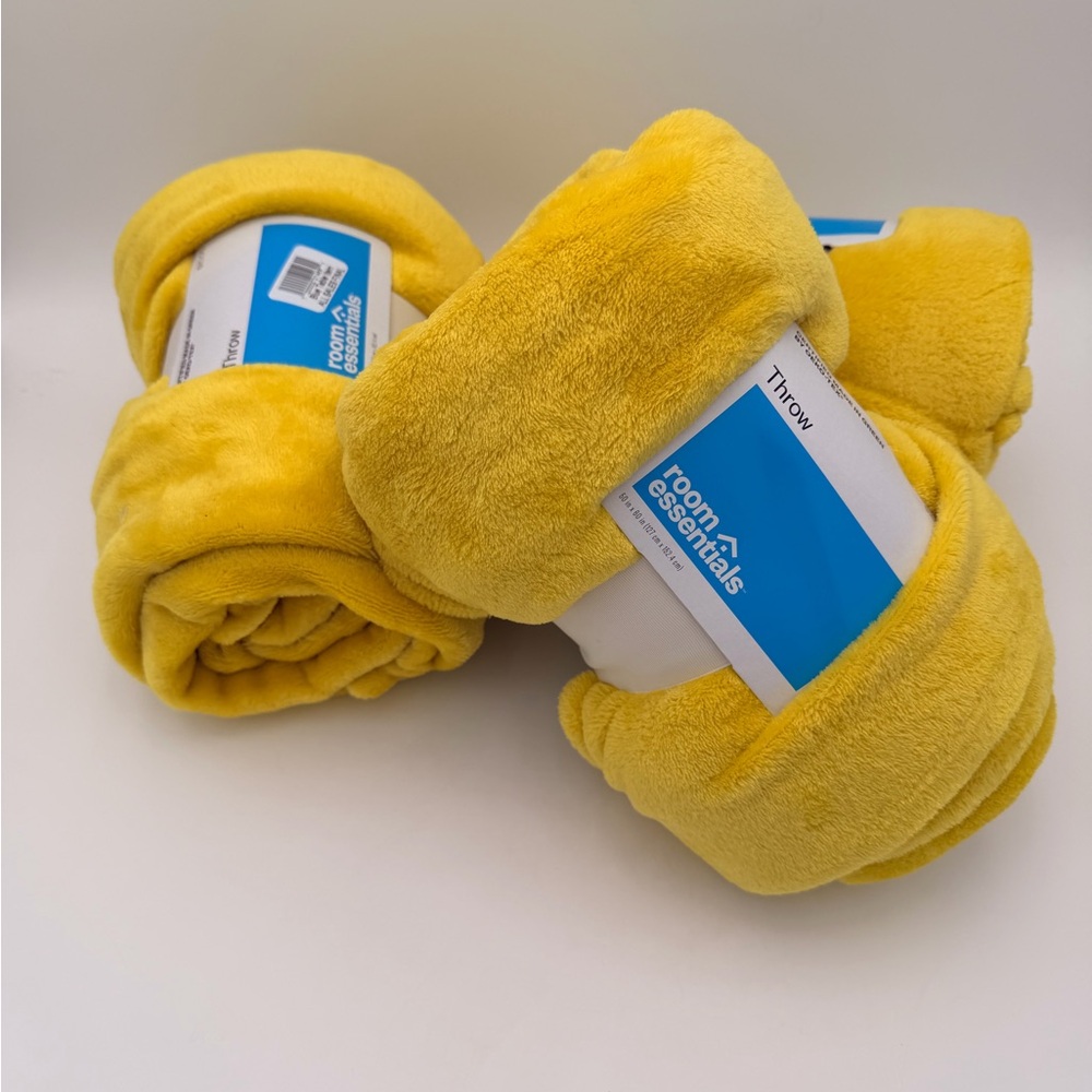 Room Essentials Bright Yellow Throw - Picture 5 of 6
